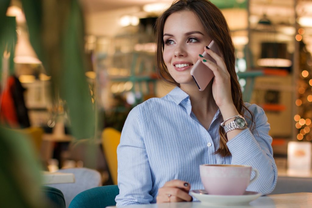 Kobieta rozmawiająca przez telefon