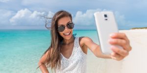 smartfon na wakacjach