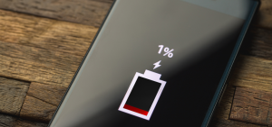 ładowanie smartfona nocą