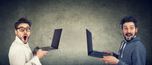 mężczyźni z laptopami