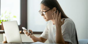 kobieta odbierająca niechciany telefon