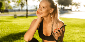 aktywna kobieta licząca kalorie