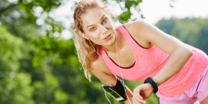 kobieta ze smartwatchem i smartbandem