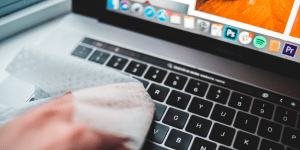 jak czyścić ekran laptopa