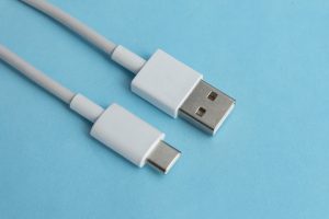 ładowanie smartfona