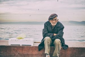 senior nad brzegiem morza