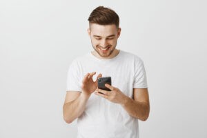 mężczyzna ze smartfonem