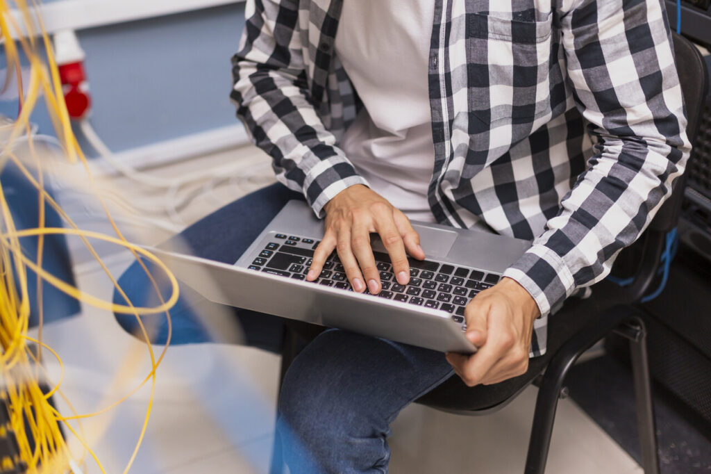 mężczyzna pracujący na laptopie w domu