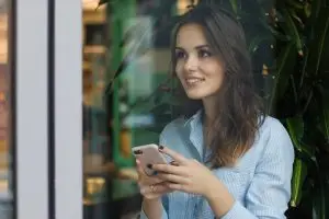 kobieta korzystająca z internetu mobilnego