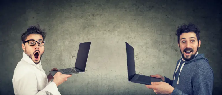 mężczyźni z laptopami