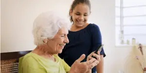 seniorka ze smartfonem