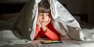 dziecko patrzące na smartfon