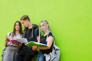 studenci sprawdzający internetr