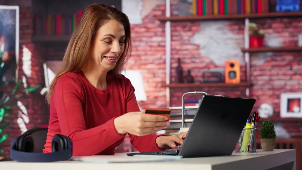 kobieta robiąca zakupy w&nbsp;sklepie internetowym