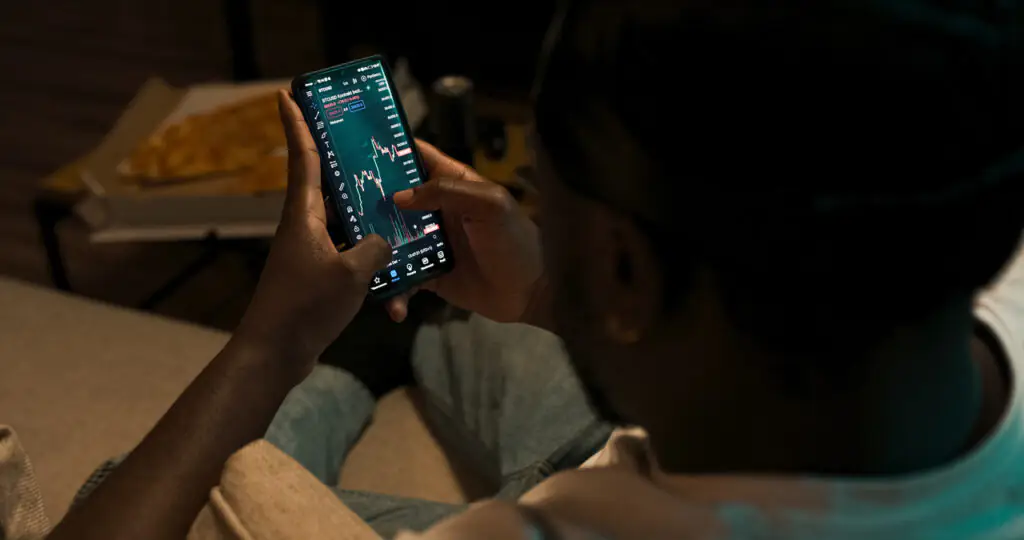 Mężczyzna sprawdza na&nbsp;telefonie wykres z&nbsp;zużyciem danych komórkowych po&nbsp;zakupie pakietu internetowego w&nbsp;korzystnej cenie.