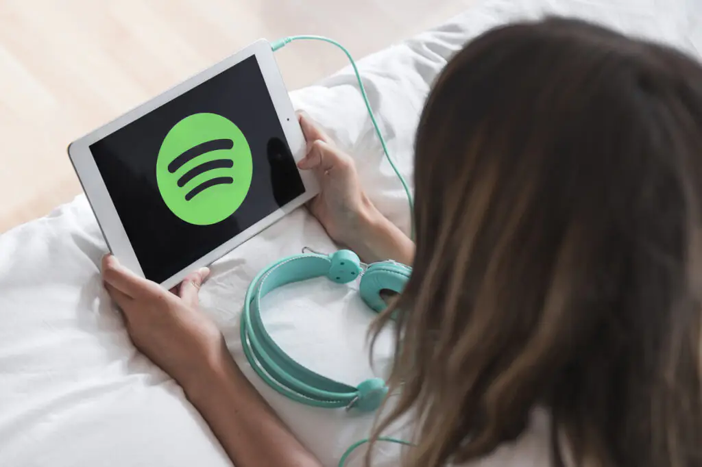 dziewczyna odtwarzająca muzykę na spotify