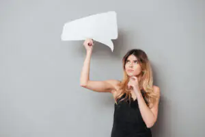 Kobieta analizująca wpis internetowy