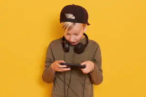 Chłopiec grający w gry
