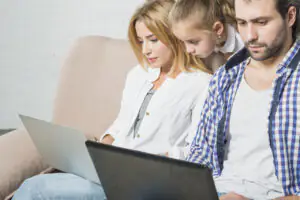 Rodzina pracująca na laptopach
